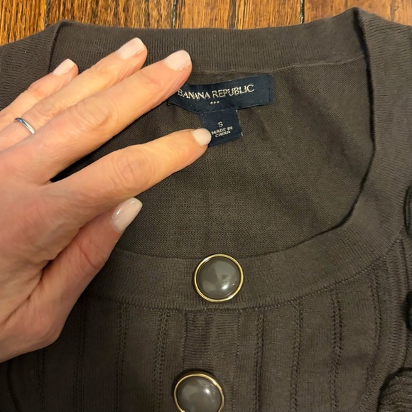 Banana Republic Brown Ruffle Bib & Tonal Button Accent Short Sleeve Knit Size S - Picture 3 of 4